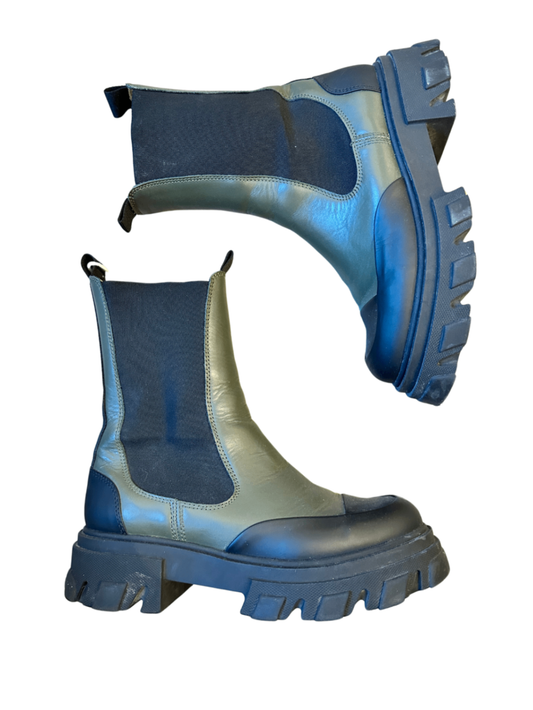 Cleated Leather Boots Green / Size 40