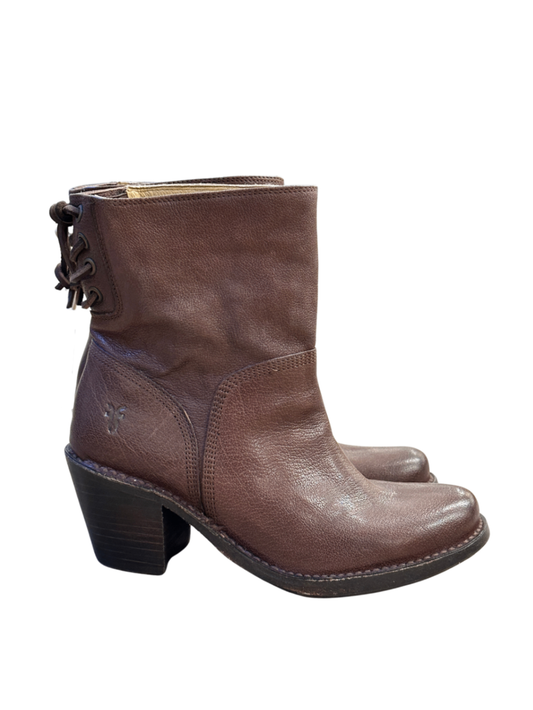 Carmen Short Back Lace Boot Brown / Size 6