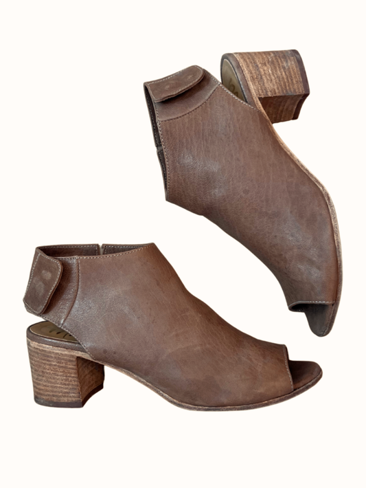 Leather Peep Toe Ankle Bootie Camel / Size 40